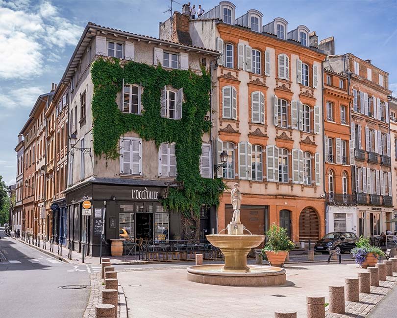 Place Saintes Scarbes à Toulouse, architecture de brique près du cabinet
